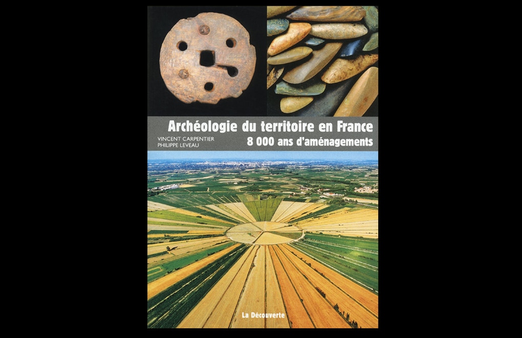 Archéologie du territoire en France. 8000 ans d’aménagements de Vincent Carpentier et Philippe Leveau. Collection « Archéologies de la France », Editions La Découverte-Inrap, 176 pages, avril 2013, 22 €.